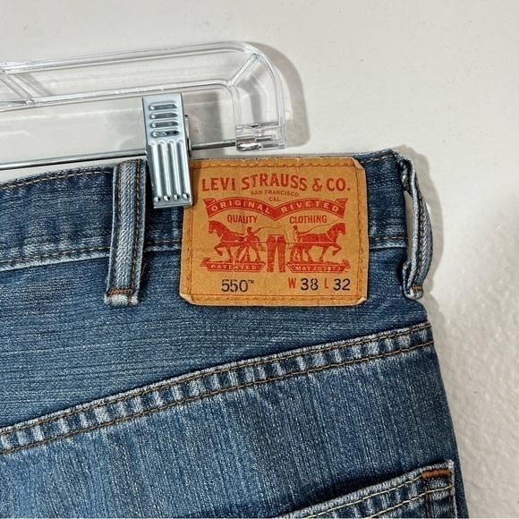 LEVI’S 550 Straight Leg Jeans Size 38X32
Has Distressing See Photos 100% Cotton - Picture 7 of 11